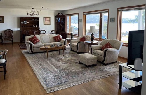 Downtown House | Extraordinary Downtown Sechelt Waterfront Esplanade Home