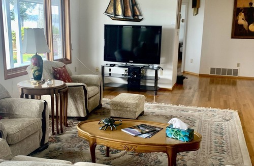 Downtown House | Extraordinary Downtown Sechelt Waterfront Esplanade Home