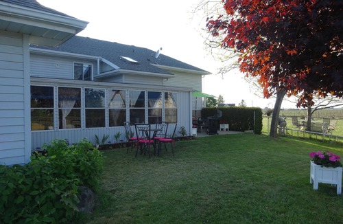 Niagara-on-the-Lake House | Fabulous Guesthouse B & B Located In The Heart Of Vineyard Country!