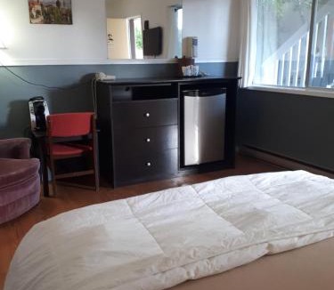 North Cowichan Hotel | Falcon Nest Motel