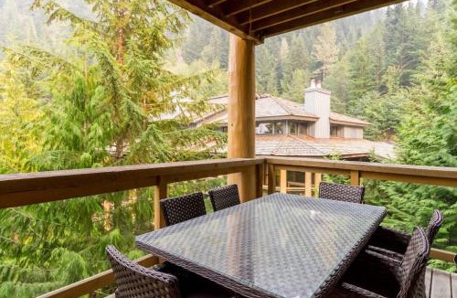 Nordic Estates House | Family 3BR, Sleeps 8, Patio w BBQ , Pool, Hot tub