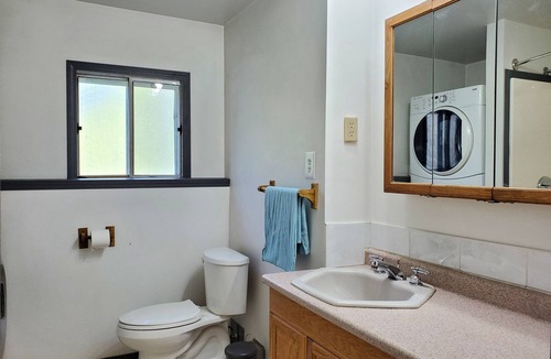 South Pandosy House | Family and pet friendly suite 5 minute walk to the lake