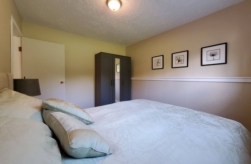 South Pandosy House | Family and pet friendly suite 5 minute walk to the lake