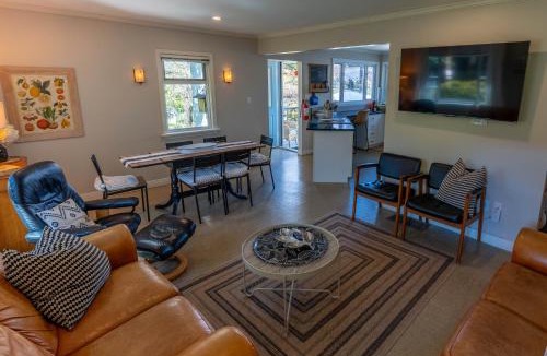 Saanich East House | Family Cottage at Horner Park