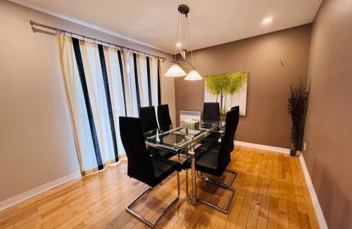 Nouveau-Rosemont Apartment | Family-Friendly 3BR Home with Backyard