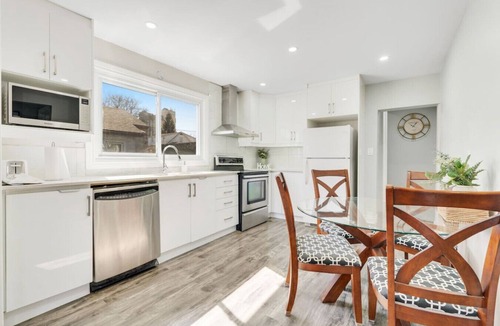 Niagara Falls House | Family Friendly 4BR and 6BD 4 Mins To Falls and Casino