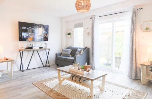 Thorold House | Family-Friendly Boho Stay - Sleeps 10 - Near the Falls