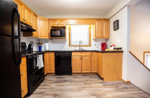 Winnipeg House | Family-Friendly Haven in Trendy South Osborne: 5-Star Comfort and Convenience!