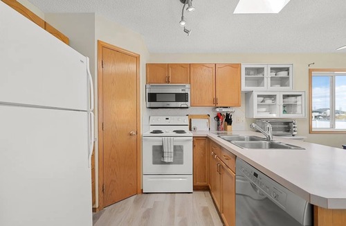 Airdrie House | Family friendly home with balcony and yard!