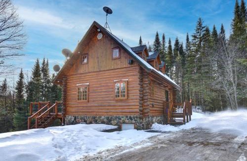 Lac-Superieur Ski Chalet | Family Friendly Private Log Home 6 Person Remote Work Breathtaking Mountain Views Versant Nord