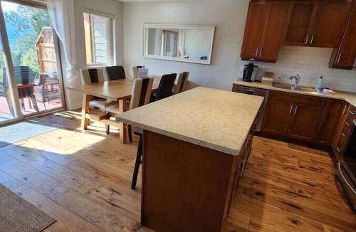 Port Alberni House | Family friendly Sproat Lake Waterfront & boat slip