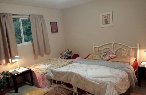 Cloverdale House | Family Home Stay in Great Location- Walk to Plazas, Restaurants, Transit C2