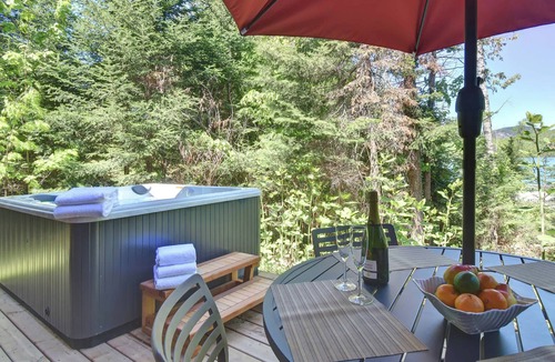 Lac Superieur Village Ski Chalet | Family Lake Access Chalet w/Spa