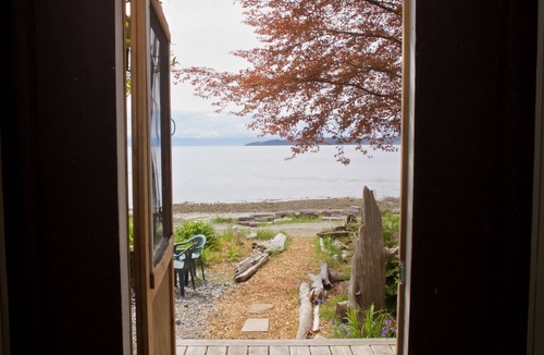 Halfmoon Bay Cottage | Family & pet friendly, homey beachfront Cottage, Halfmoon Bay, Sunshine Coast
