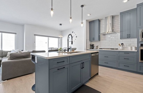 West Edmonton House | FamilyHome Retreat 9minsWEM Arcade Pooltable A/C