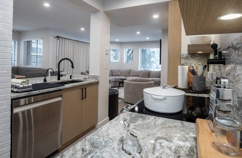 Village North House | Fantastic Location! Great 4 bed property, Shared Hot Tub, Walk to Village