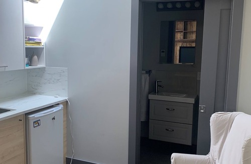 Riley Park-Little Mountain Cottage | Fantastic location, self-contained cozy studio suite with everything you need.