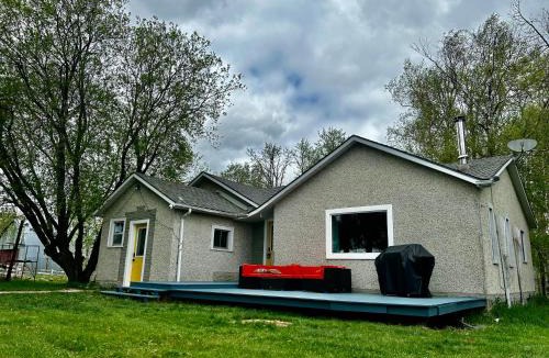 Division No. 11 House | Farmhouse in Alberta