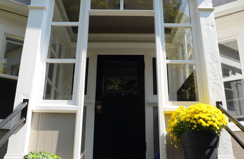 Fernwood Apartment | Fernwood House - Renovated Large King Bed Studio ★ ★ ★ ★ ★