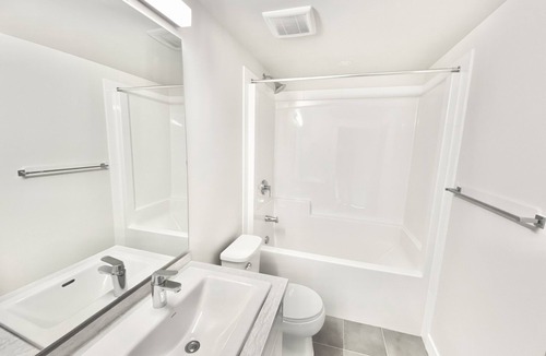 Sardis House | Few minutes walk to Veddar River, Cultus lake and Water theme park