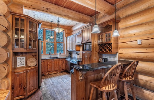 Fiddler Lake Resort House | Fiddler Lake Resort Chalet + Private Jacuzzi