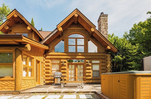 Fiddler Lake Resort House | Fiddler Lake Resort Chalet + Private Jacuzzi