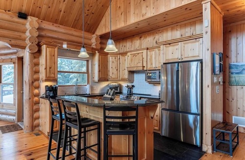Fiddler Lake Resort House | Fiddler Lake Resort Chalet + Private Jacuzzi