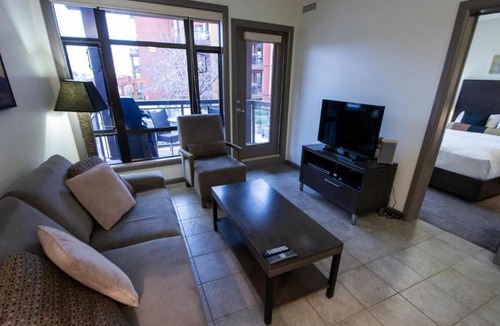 South Pandosy Apartment | Fifth Floor Pool View #505