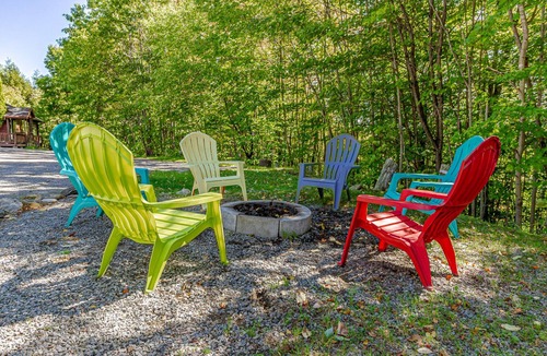 Dorset Apartment | Firehouse lodge Walk out Deck unit 1 On 8 Acres, 10 min Walk To The Lake