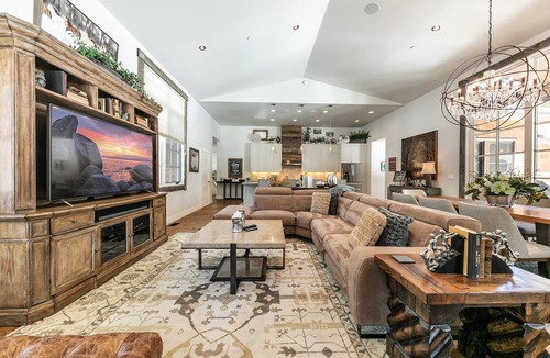 Truckee House | First Light By Tahoe Getaways - Luxury 3BR w Hot Tub & Yard in Grays Crossing