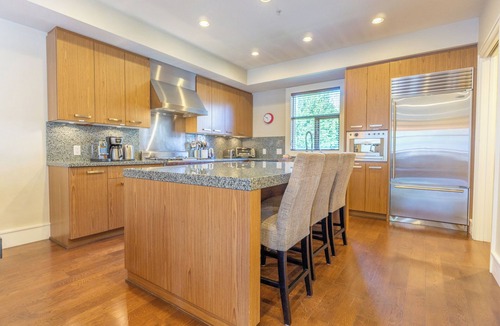 Whistler House | Fitzsimmons #33 Luxury 4 Bedroom, Private Hot Tub, BBQ