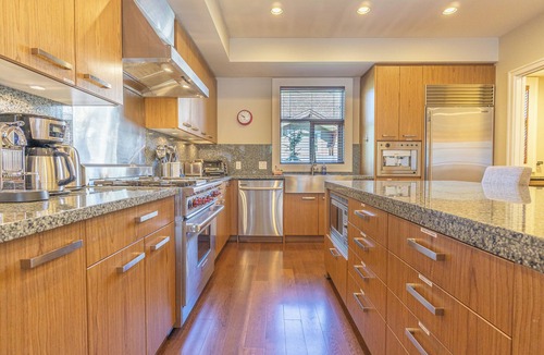 Whistler House | Fitzsimmons #33 Luxury 4 Bedroom, Private Hot Tub, BBQ