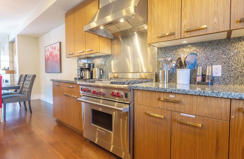 Whistler House | Fitzsimmons #33 Luxury 4 Bedroom, Private Hot Tub, BBQ