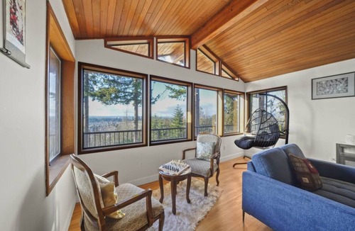 Upper Ten Oaks Cottage | Five Bedroom Oasis with View of Abbotsford Valley