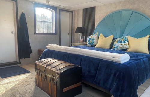 Regional District of Nanaimo Bed & Breakfast | Flagship - Floating Hotel, offers Paddle boards, kayaks. crabbing and much more