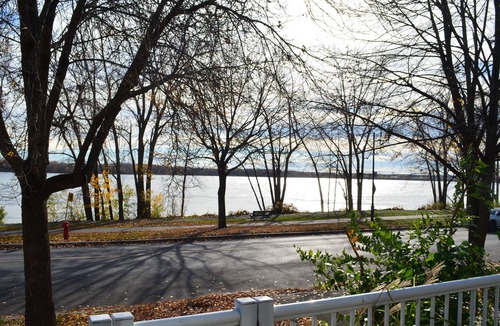 LaSalle House | Flawless! Country house facing the river!