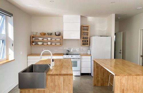 Shefford Apartment | FLEURS Room – Cozy & Eco-Friendly Stay around Mt. Shefford, FLEURS Room – Zen & Nature-Inspired Spac