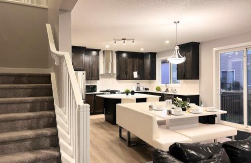 Southwest Calgary House | Flowealth Property Luxury Villa Near Lake Netflix TV Wifi