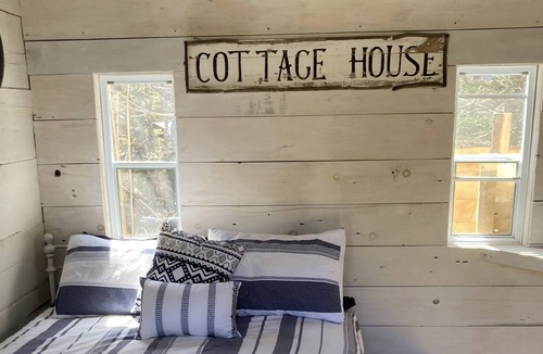 Hubbards Cabin | For the folks looking for a rustic getaway. Outdoor gravity fed shower heated☀️