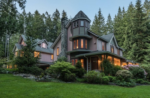 Roberts Creek House | Forest Escape: Luxury Retreat for Large Groups