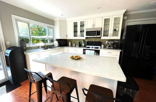 Dunchurch Cottage | Four Season, 5-bedroom cottage with many amenities