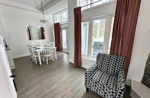 Collingwood House | Four Season Family Retreat with Pool Access
