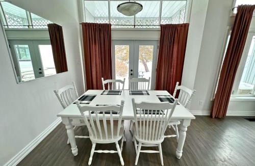Collingwood House | Four Season Family Retreat with Pool Access