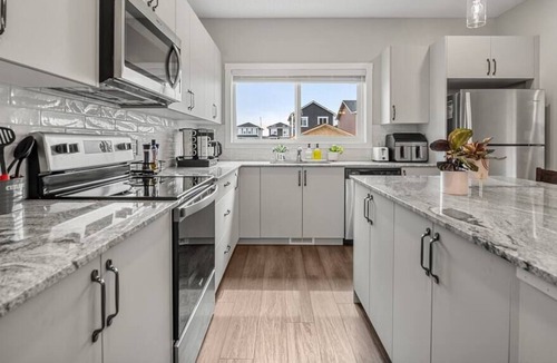 Airdrie House | FREE Banff Pass, 2 King, 2 Queens, Sleeps 12