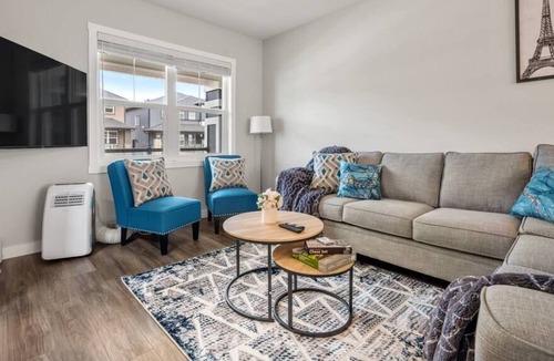 Airdrie House | FREE Banff Pass, 2 King, 2 Queens, Sleeps 12