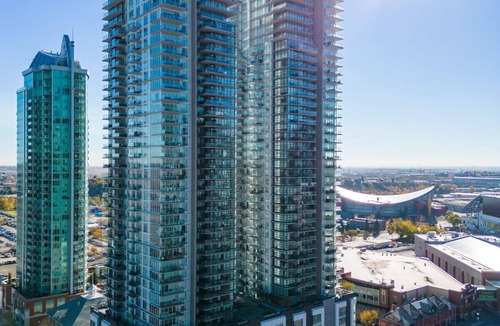 Victoria Park Apartment | FREE Banff Pass, Parking, Wine! PRIME DT Location!