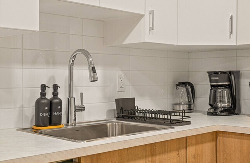 Calgary Condo | Free Banff Pass Tranquil 2BR Retreat w/Netflix