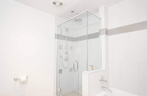 Downtown Winnipeg Apartment | Free Parking & Wi-Fi! Amazing One Bedroom Suite