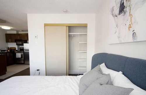 Downtown Winnipeg Apartment | Free Parking & Wi-Fi! Luxury Studio Suite