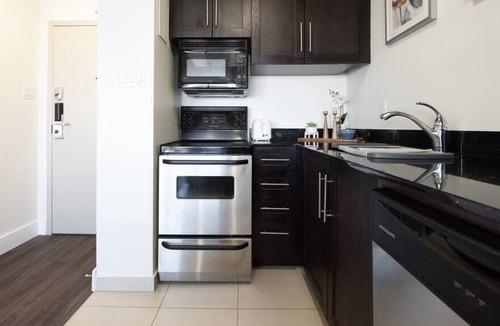 Downtown Winnipeg Apartment | Free Parking & Wi-Fi! One Bedroom Suite Downtown